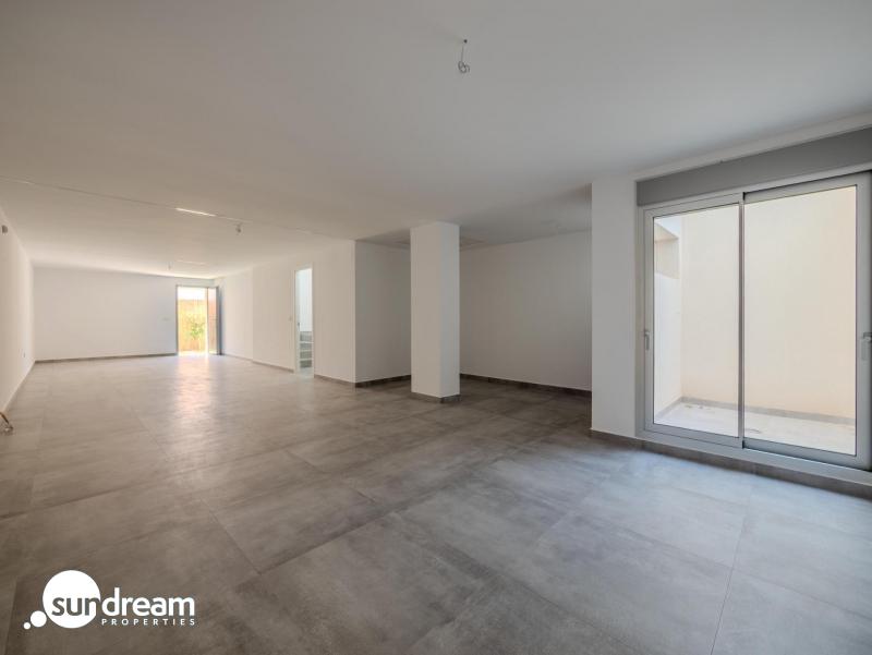 Villa de 4 dormitorios con piscina privada y vistas al golf en Algorfa