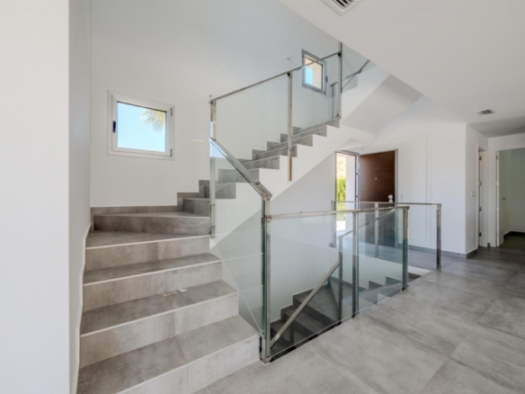 Villa de 4 dormitorios con piscina privada y vistas al golf en Algorfa
