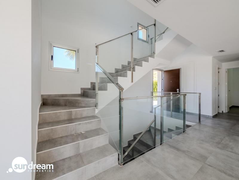 Villa de 4 dormitorios con piscina privada y vistas al golf en Algorfa