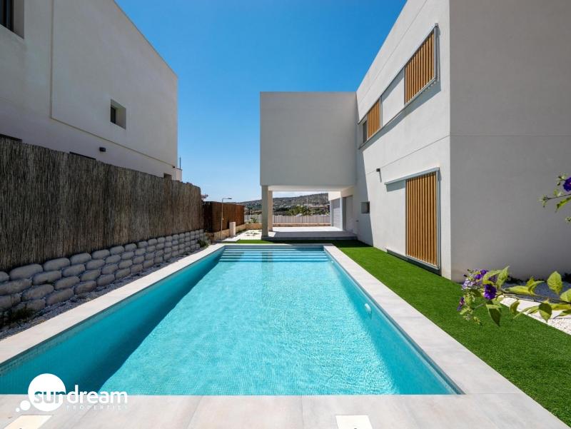 Villa de 4 dormitorios con piscina privada y vistas al golf en Algorfa