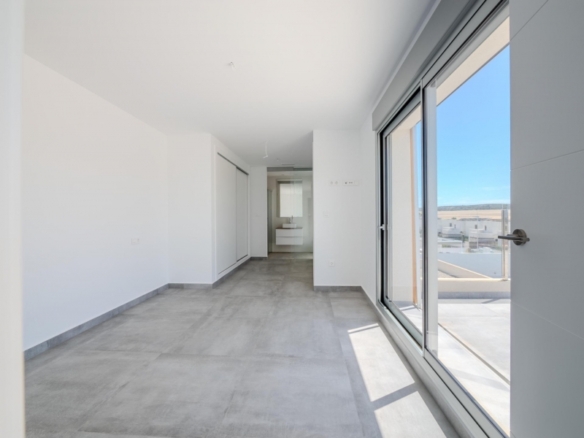 Villa de 4 dormitorios con piscina privada y vistas al golf en Algorfa