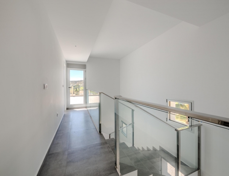 Villa de 4 dormitorios con piscina privada y vistas al golf en Algorfa