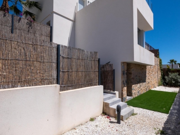 Villa de 4 dormitorios con piscina privada y vistas al golf en Algorfa
