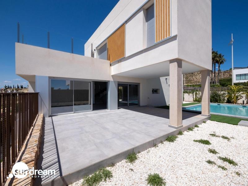 Villa de 4 dormitorios con piscina privada y vistas al golf en Algorfa