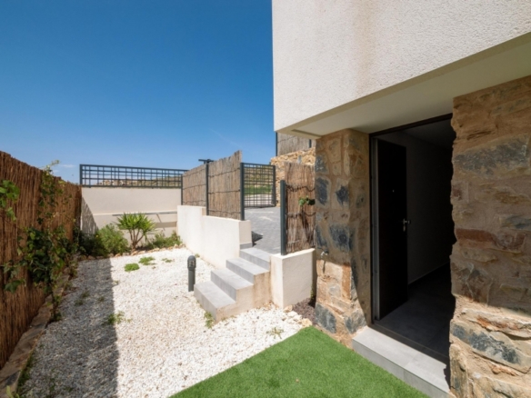 Villa de 4 dormitorios con piscina privada y vistas al golf en Algorfa