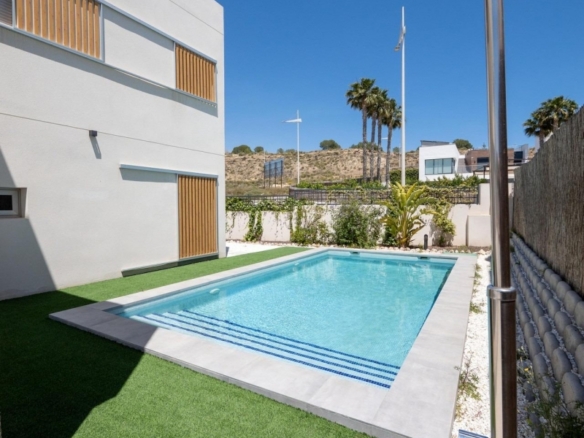 Villa de 4 dormitorios con piscina privada y vistas al golf en Algorfa