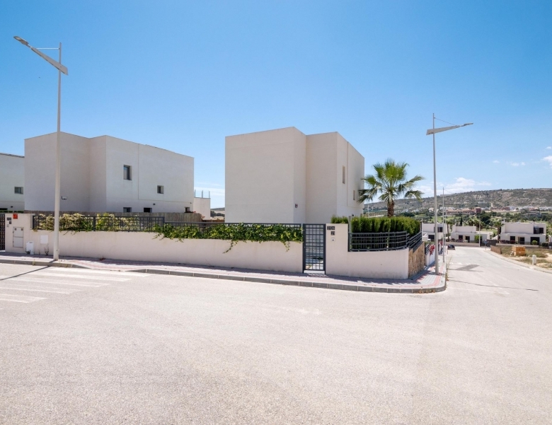 Villa de 4 dormitorios con piscina privada y vistas al golf en Algorfa