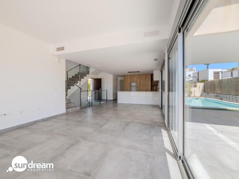 Villa de 4 dormitorios con piscina privada y vistas al golf en Algorfa