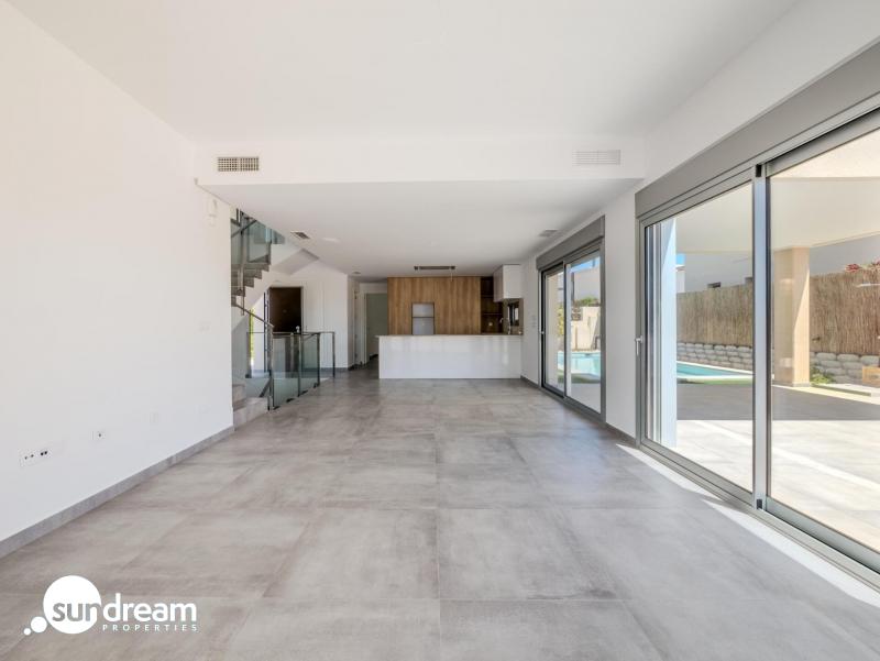 Villa de 4 dormitorios con piscina privada y vistas al golf en Algorfa