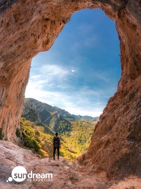 Villa de 3 dormitorios con piscina privada y vistas abiertas a la montaña en Pedreguer(Alicante)