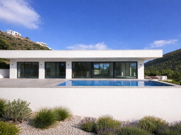 Villa de 3 dormitorios con piscina privada y vistas abiertas a la montaña en Pedreguer(Alicante)