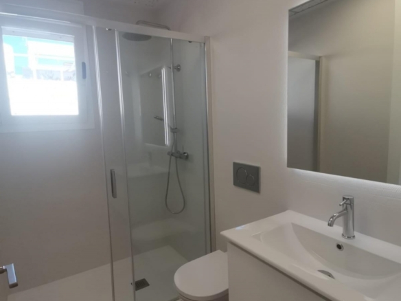 Ático llave en mano de 2 dormitorios con amplia terraza a 50m de la playa a la venta en Torrevieja