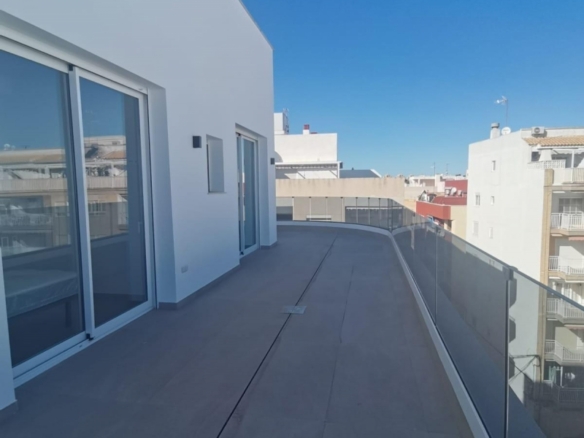 Ático llave en mano de 2 dormitorios con amplia terraza a 50m de la playa a la venta en Torrevieja