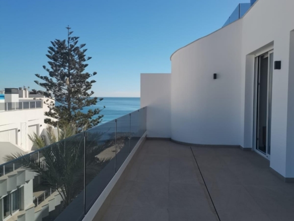 Ático llave en mano de 2 dormitorios con amplia terraza a 50m de la playa a la venta en Torrevieja