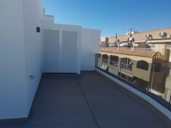 Ático llave en mano de 2 dormitorios con amplia terraza a 50m de la playa a la venta en Torrevieja