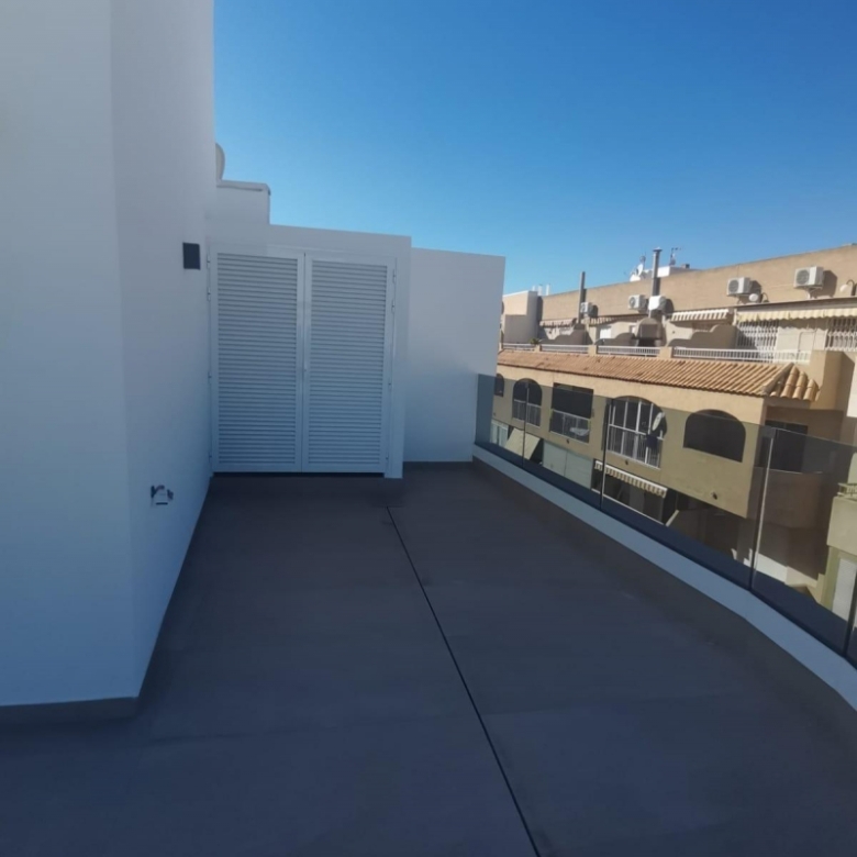 Ático llave en mano de 2 dormitorios con amplia terraza a 50m de la playa a la venta en Torrevieja