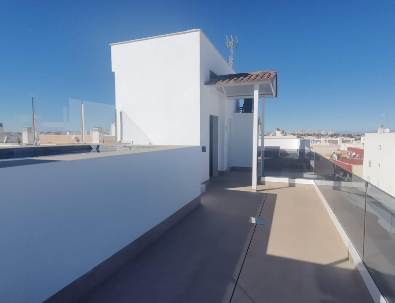 Ático llave en mano de 2 dormitorios con amplia terraza a 50m de la playa a la venta en Torrevieja