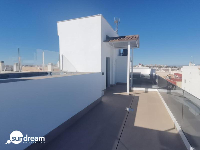Ático llave en mano de 2 dormitorios con amplia terraza a 50m de la playa a la venta en Torrevieja