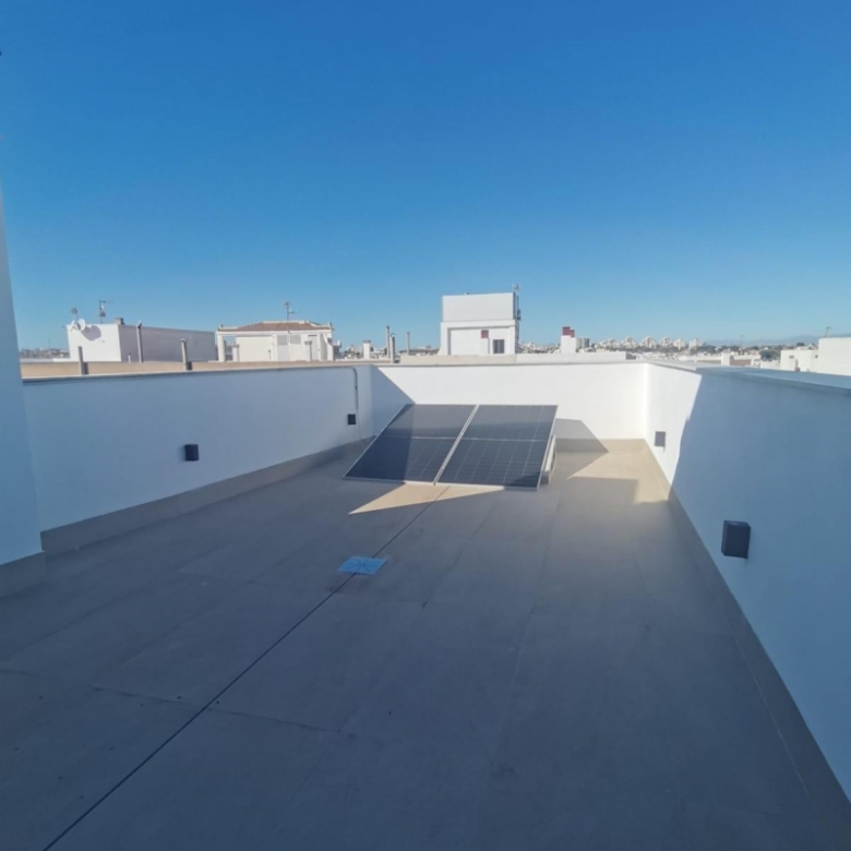 Ático llave en mano de 2 dormitorios con amplia terraza a 50m de la playa a la venta en Torrevieja