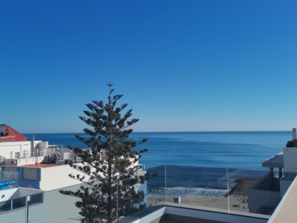 Ático llave en mano de 2 dormitorios con amplia terraza a 50m de la playa a la venta en Torrevieja
