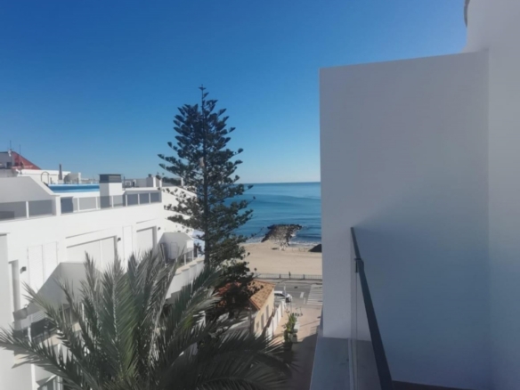 Ático llave en mano de 2 dormitorios con amplia terraza a 50m de la playa a la venta en Torrevieja