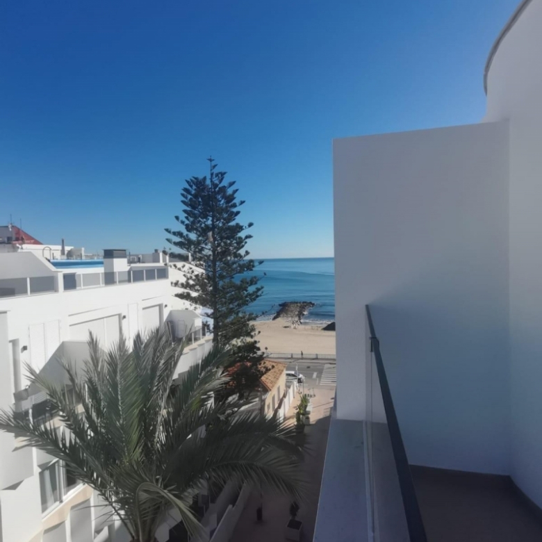 Ático llave en mano de 2 dormitorios con amplia terraza a 50m de la playa a la venta en Torrevieja