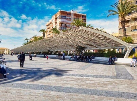 Ático llave en mano de 2 dormitorios con amplia terraza a 50m de la playa a la venta en Torrevieja