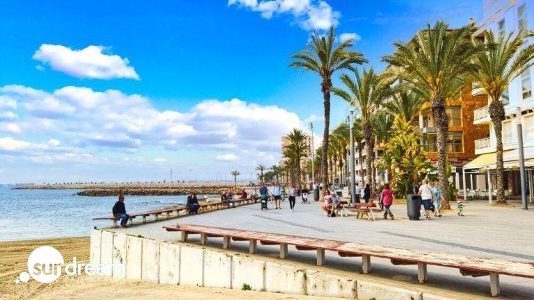 Ático llave en mano de 2 dormitorios con amplia terraza a 50m de la playa a la venta en Torrevieja
