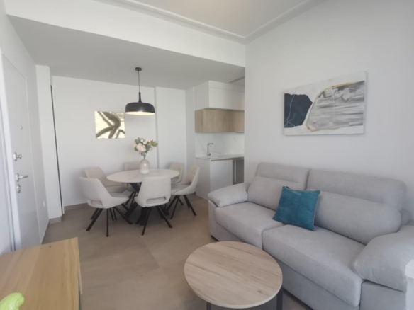 Ático llave en mano de 2 dormitorios con amplia terraza a 50m de la playa a la venta en Torrevieja
