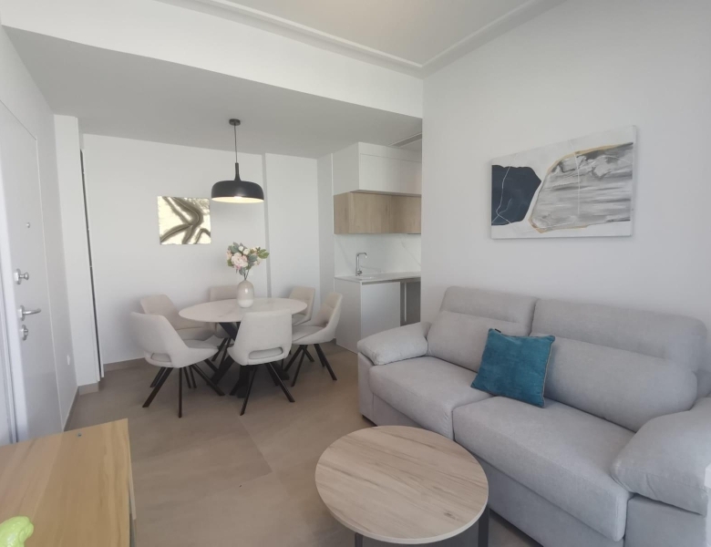 Ático llave en mano de 2 dormitorios con amplia terraza a 50m de la playa a la venta en Torrevieja