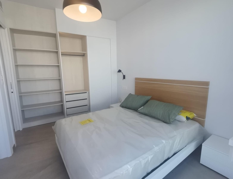 Ático llave en mano de 2 dormitorios con amplia terraza a 50m de la playa a la venta en Torrevieja