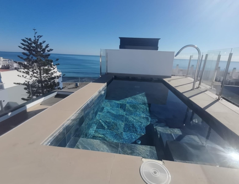 Ático llave en mano de 1 dormitorio con amplia terraza a 50m de la playa a la venta en Torreveija