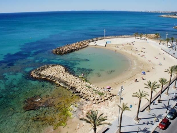 Ático llave en mano de 1 dormitorio con amplia terraza a 50m de la playa a la venta en Torreveija