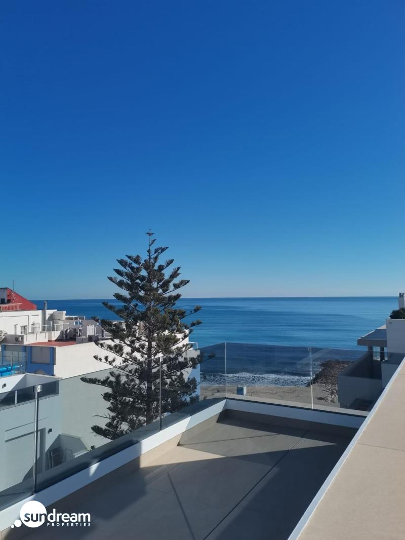 Ático llave en mano de 1 dormitorio con amplia terraza a 50m de la playa a la venta en Torreveija