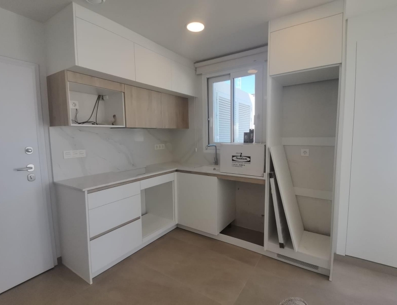 Ático llave en mano de 1 dormitorio con amplia terraza a 50m de la playa a la venta en Torreveija