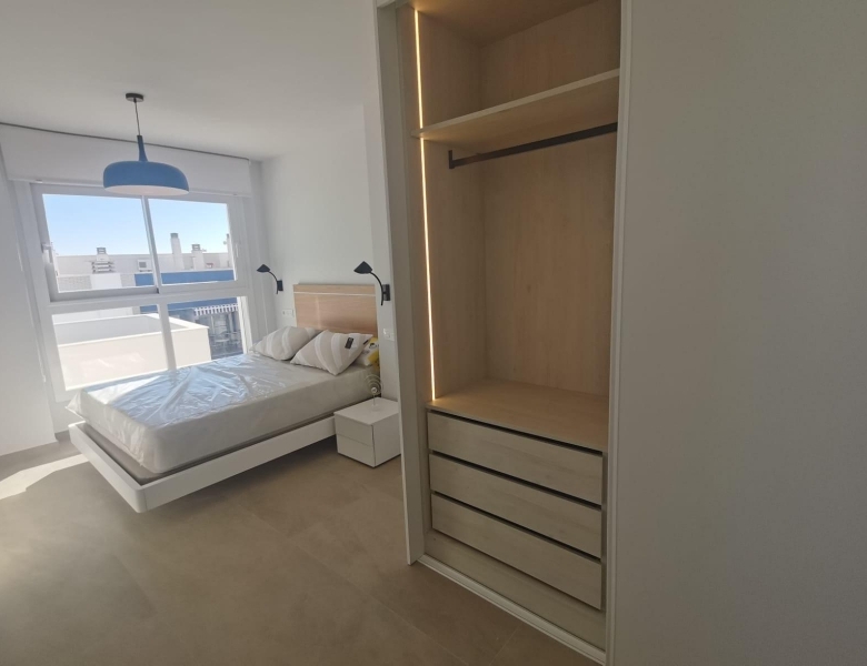 Ático llave en mano de 1 dormitorio con amplia terraza a 50m de la playa a la venta en Torreveija