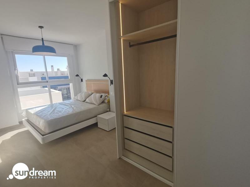 Ático llave en mano de 1 dormitorio con amplia terraza a 50m de la playa a la venta en Torreveija