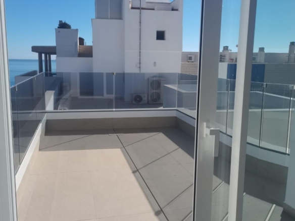 Ático llave en mano de 1 dormitorio con amplia terraza a 50m de la playa a la venta en Torreveija