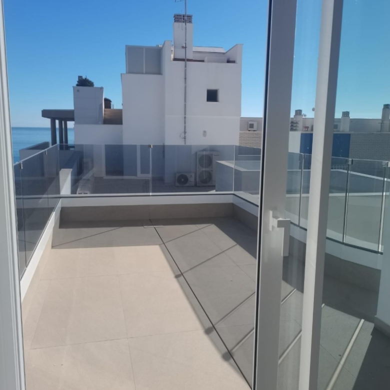 Ático llave en mano de 1 dormitorio con amplia terraza a 50m de la playa a la venta en Torreveija