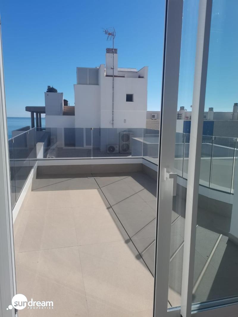 Ático llave en mano de 1 dormitorio con amplia terraza a 50m de la playa a la venta en Torreveija
