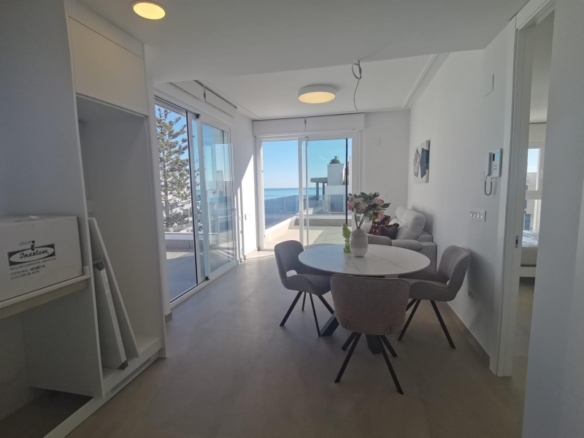 Ático llave en mano de 1 dormitorio con amplia terraza a 50m de la playa a la venta en Torreveija