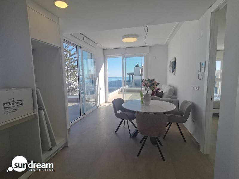 Ático llave en mano de 1 dormitorio con amplia terraza a 50m de la playa a la venta en Torreveija