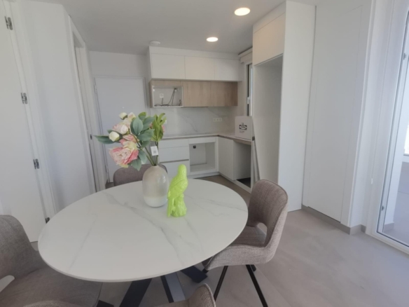 Ático llave en mano de 1 dormitorio con amplia terraza a 50m de la playa a la venta en Torreveija