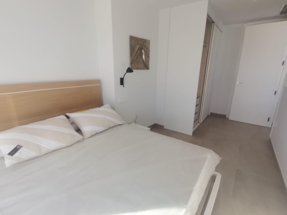 Ático llave en mano de 1 dormitorio con amplia terraza a 50m de la playa a la venta en Torreveija
