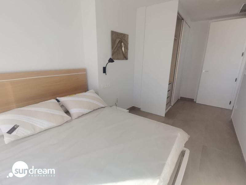 Ático llave en mano de 1 dormitorio con amplia terraza a 50m de la playa a la venta en Torreveija
