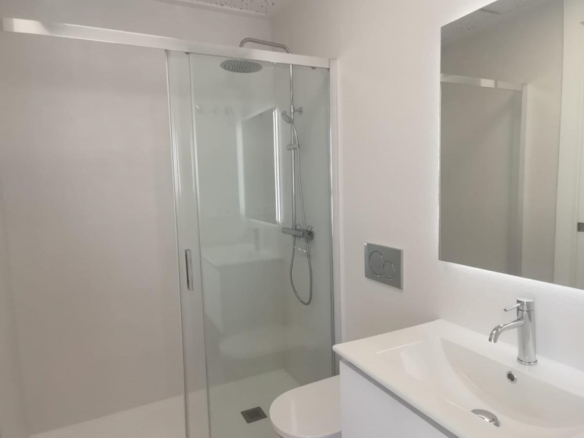 Ático llave en mano de 1 dormitorio con amplia terraza a 50m de la playa a la venta en Torreveija