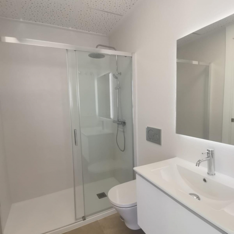 Ático llave en mano de 1 dormitorio con amplia terraza a 50m de la playa a la venta en Torreveija