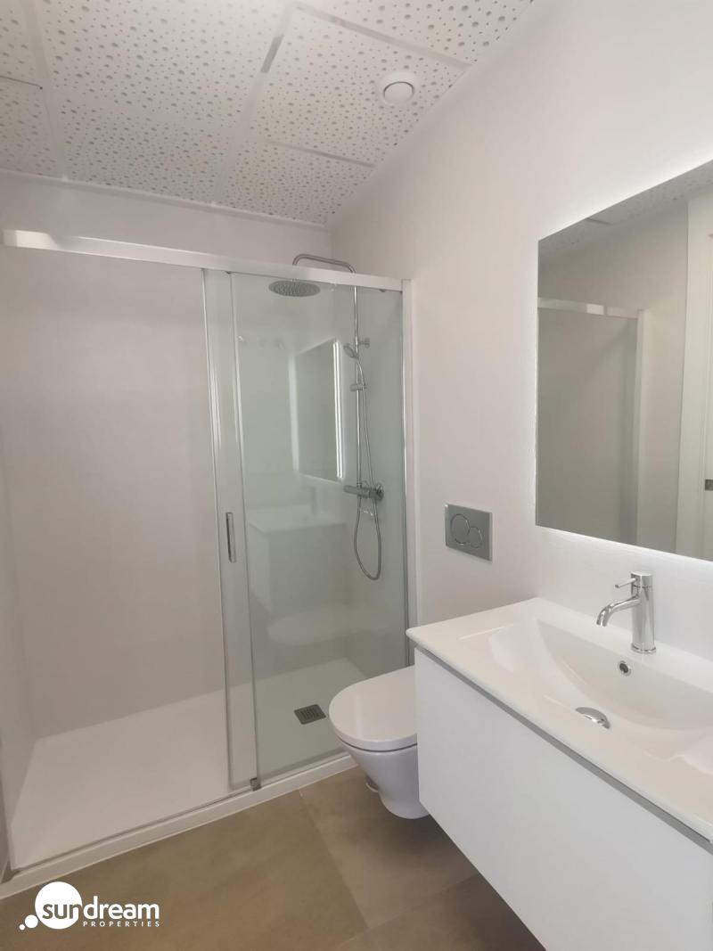 g_43221-11-7 Ático llave en mano de 1 dormitorio con amplia terraza a 50m de la playa a la venta en Torreveija