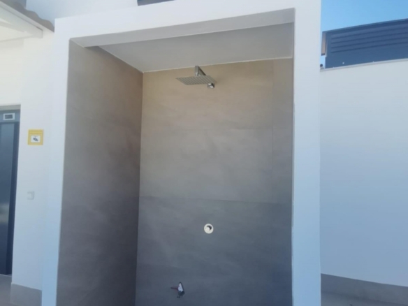 Ático llave en mano de 1 dormitorio con amplia terraza a 50m de la playa a la venta en Torreveija