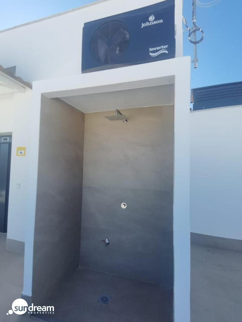 Ático llave en mano de 1 dormitorio con amplia terraza a 50m de la playa a la venta en Torreveija